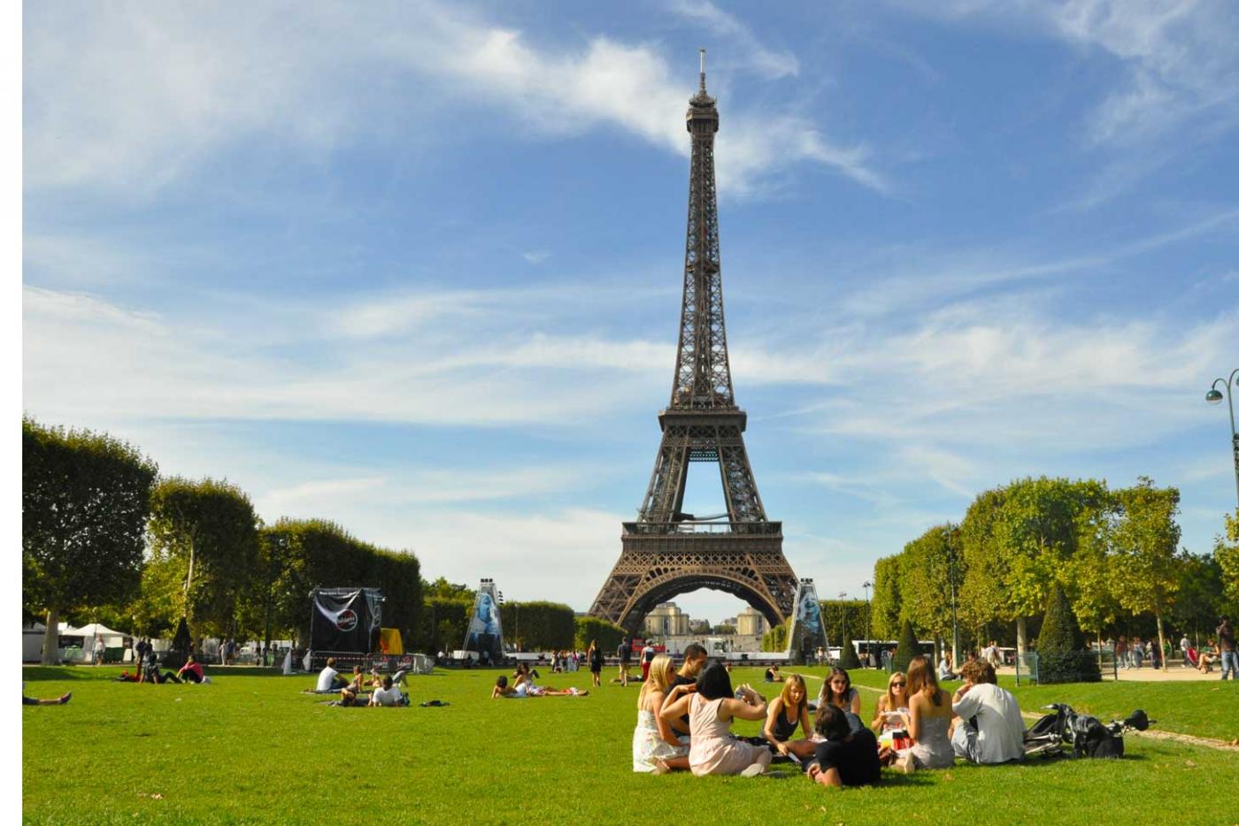 Top 7 Can&rsquo;t-Miss Activities in Paris for the Summer